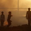 Kinder spielen im Sonnenuntergang am Zusammenfluss der heiligen Ströme Indiens  (AP Photo/ Rajesh Kumar Singh)