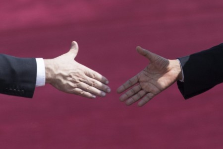 Händedruck zwischen Benjamin Netanyahu und Barack Obama in Tel Aviv, Israel (Keystone/EPA/Oliver Weiken)