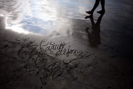 Spaziergänger am Strand und eine Liebeserklärung im Sand in Lima, Peru. (Keystone/AP Photo/Rodrigo Abd)