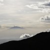 Kilimandscharo-Expedition: Blick auf den Mount Meru durch die Wolken