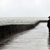 Spaziergang im Regen bei San Sebastian, Spanien (Keystone/EPA/Javier Etxezarreta)