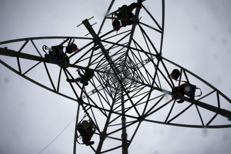 Arbeiten an einem Strommasten in Kummer, Deutschland (Keystone/AP Photo/dpa, Jens Büttner)