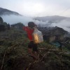 Ein Kind trägt Wasser am frühen Morgen, Nepal EPA/NARENDRA SHRESTHA