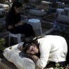 Eine Frau trauert auf einem Grabstein um einen gefallen Soldaten, Gedenktag in Jerusalem, Israel EPA/Abir Sultan