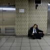 Japaner in der U-Bahn von Tokyo, Japan (Keystone/EPA/Franck Robichon)