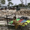 Obdachloses Mädchen im Bett neben ihrem zerstörten Heim,  Islamabad, Pakistan  (AP Photo/Muhammed Muheisen)