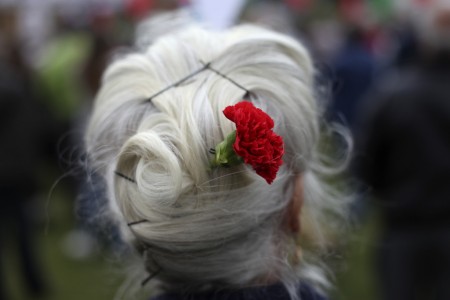 Rote Nelke zum 1. Mai in Lissabon, Portugal (Keystone/AP Photo/Francisco Seco)
