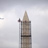 Ein Flugzeug und die Restaurierungsarbeiten am Washington Monument in Washington, USA (Keystone/AP Photo/J. Scott Applewhite)
