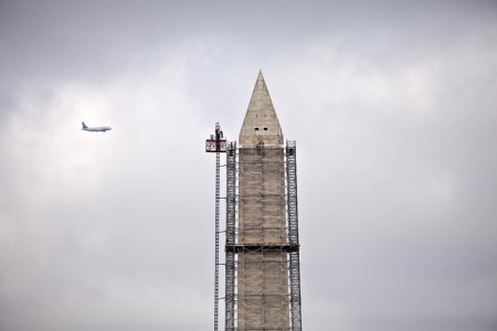 Ein Flugzeug und die Restaurierungsarbeiten am Washington Monument in Washington, USA (Keystone/AP Photo/J. Scott Applewhite)