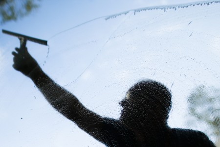 Fensterputzen im Kanzleramt in Berlin (AP Photo/Markus Schreiber)
