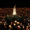 Pilger tragen die Statue der Hl. Fatima durch ein Meer von Kerzen, Portugal (AP Photo/Francisco Seco)