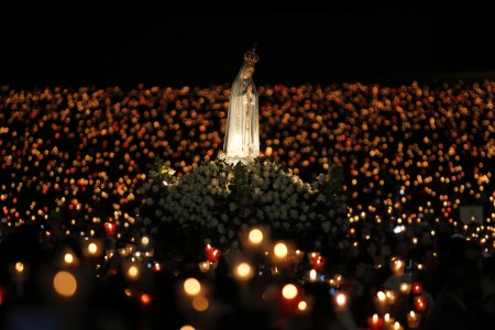 Pilger tragen die Statue der Hl. Fatima durch ein Meer von Kerzen, Portugal (AP Photo/Francisco Seco)
