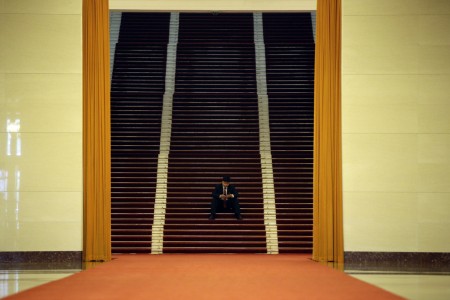 Ein Mann auf den Stufen in der Großen Halle des Volkes in Beijing, China (Keystone/AP Photo/Jason Lee)