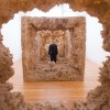 Anish Kapoor in seiner Installation «Kapoor in Berlin» in Berlin, Deutschland (Keystone/Markus Schreiber)