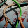 Inder greifen nach Wasserschläuchen, Hitze in Neu Delhi (AP Photo/Kevin Frayer)