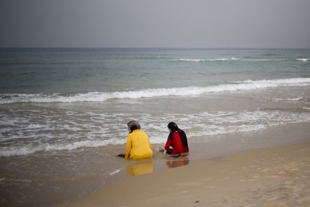 Zwei Frauen am Strand von Tel Aviv, Israel (Keystone/AP Photo/Ariel Schalit)