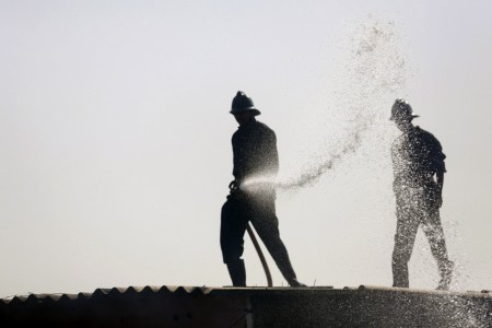 Feuerwehr bei der Arbeit in Mumbai, Indien (Keystone/AP Photo/ Rafiq Maqbool)