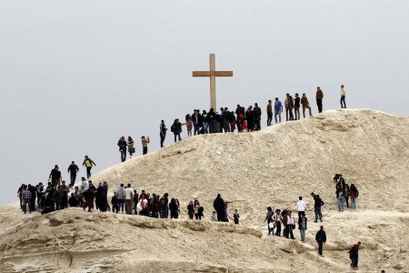 Christliche Pilger auf dem Weg zur Stelle, wo Jesus getauft wurde, Jordanien (Keystone/EPA/Jamal Nasrallah)