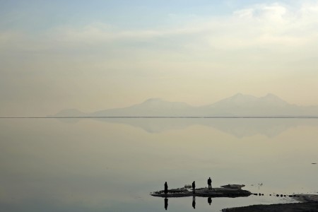 Besucher am Oroumieh-See im Iran (Keystone/AP Photo/Ebrahim Noroozi)