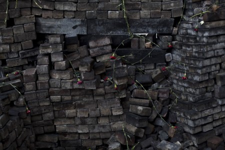 Blumen auf einer Barrikade in Kiew, Ukraine (Keystone/AP Photo/David Azia)