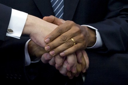 Symbolischer Handschlag in Brüssel, Belgien (Keystone/AP Photo/Virginia Mayo)