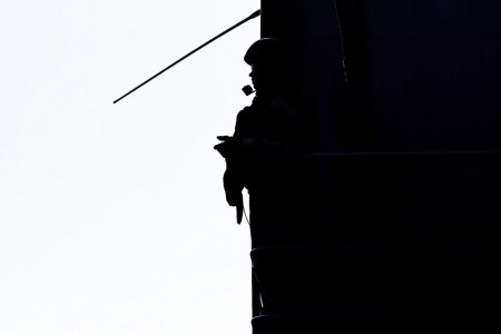 Soldat auf Wache im Golf von Aden (Keystone/EPA/Dai Kurokawa)
