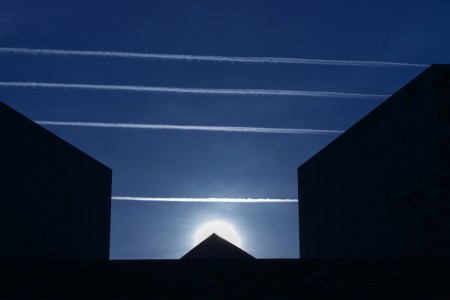 Kondensstreifen über dem National Museum in Washington, USA (Keystone/AP Photo/J. Scott Applewhite)