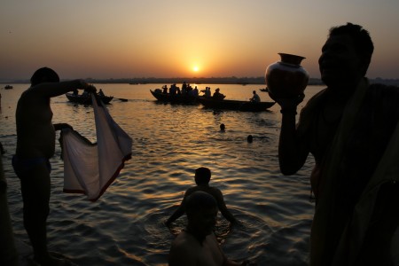 Gläubige im Ganges in Varanasi, Indien (Keystone/AP Photo/Manish Swarup)