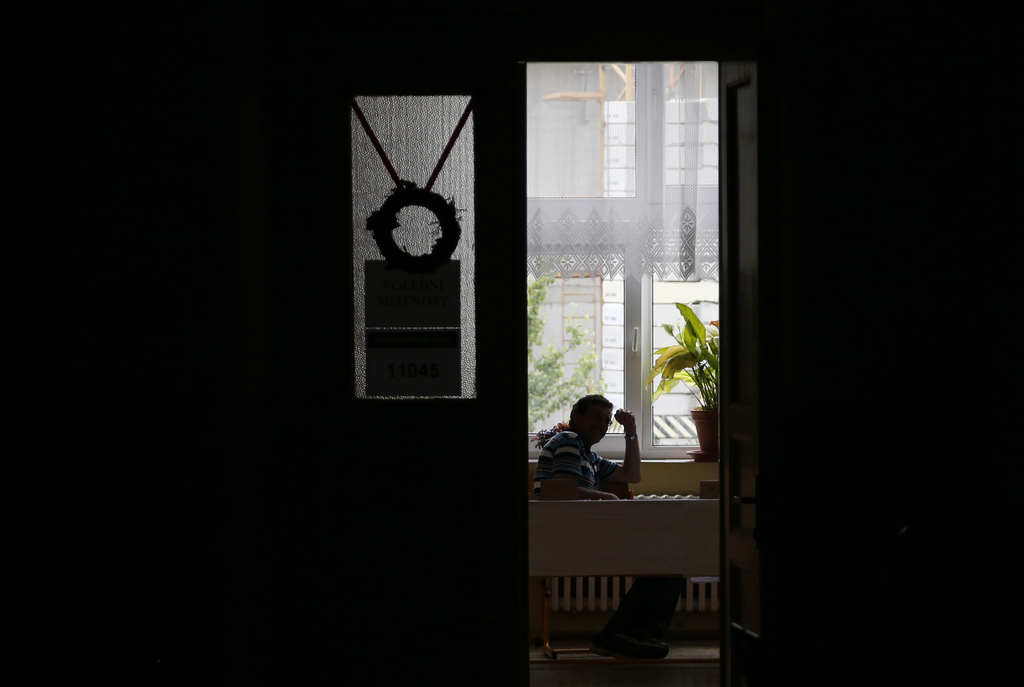 Wahllokal in Prag, Tschechien (Keystone/AP Photo/Petr David Josek)