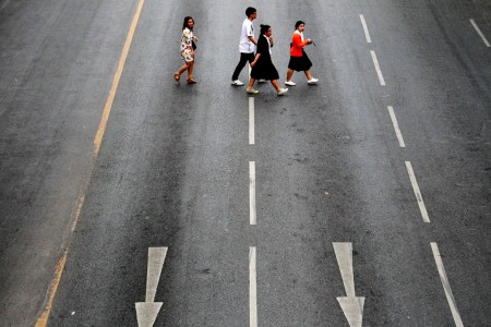 Abbey Road? Fußgänger in Bangkok, Thailand (Keystone/AP Photo/Wason Wanichakorn)