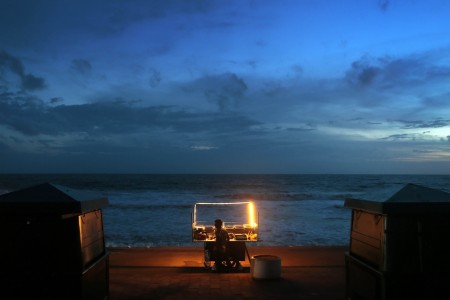 Straßenhändler am Strand von Colombo, Sri Lanka (Keystone/AP Photo/Eranga Jayawardena)