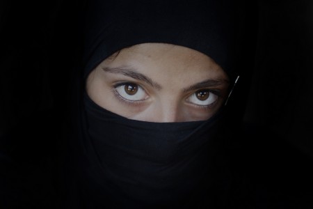 Eine Frau in Tbilisi, Georgien (Keystone/AP Photo/Shakh Aivazov)
