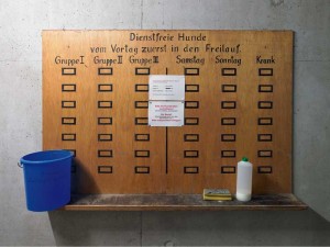 Die BND-Zentrale In Pullach. Neuer Geländeteil, Dienstplan Wachhunde © Martin Schlüter / Kunstfoyer München