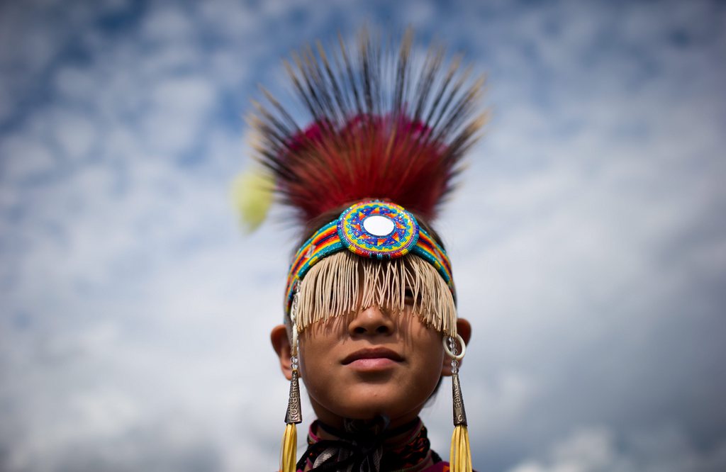 Junge bei einem Pow-Wow-Fest der Jugend der Sqamish-Nation, Nord-Vancouver, Kanada (AP Photo/The Canadian Press, Darryl Dyck)