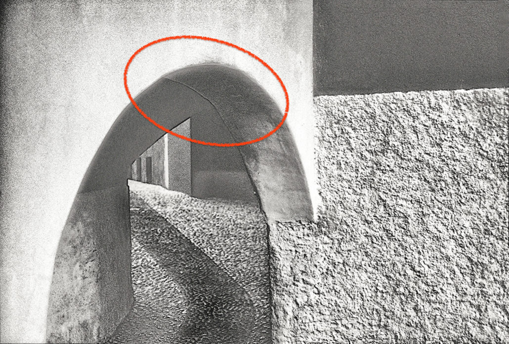 Das Geheimnis der Aufnahme: Die Beziehung dieser drei Flächen zueinander ist nicht erkennbar, weil sie im Schatten versteckt wird. Also ergänzt unser Hirn mit einem nahtlosen Übergang, den es so nicht gibt.