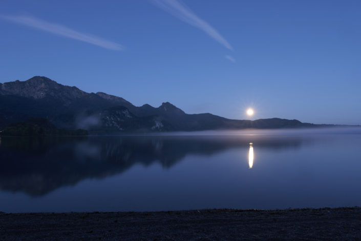 Mond ueber Kochelsee