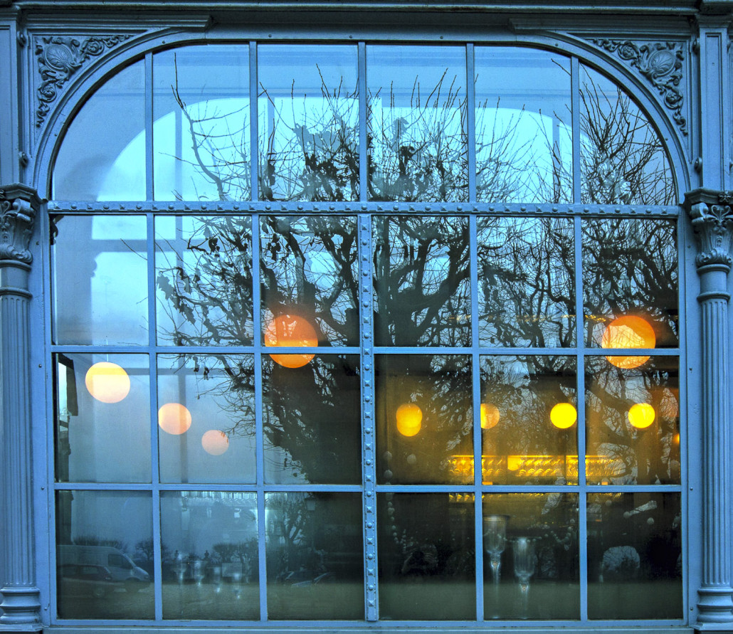 Fotografie von Spiegelungen in einem blauen Fenster