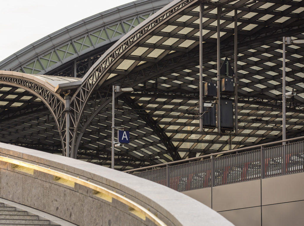 Foto des Kölner Bahnhofs zurückgedreht. 